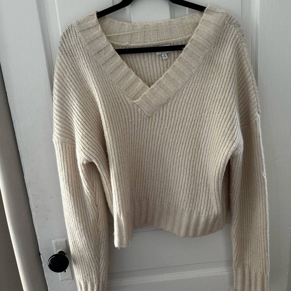 La Hearts Cream V-Neck Sweater